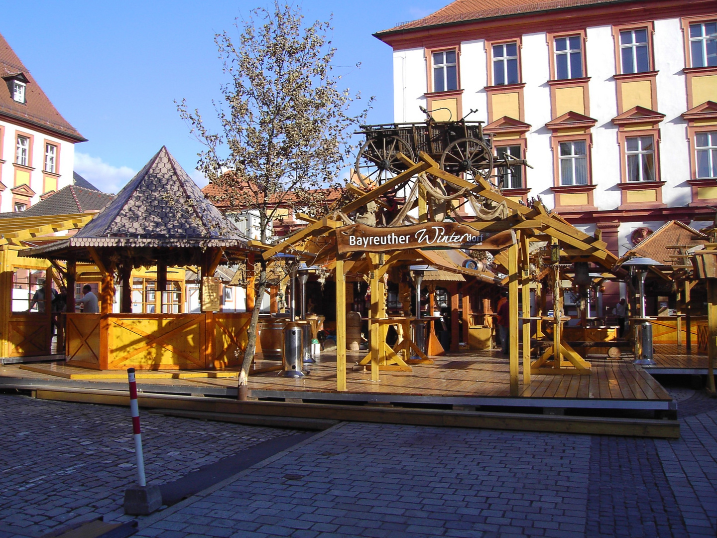 20061025  ARCHIV :Winterdorf in Bayreuth  im Aufbau