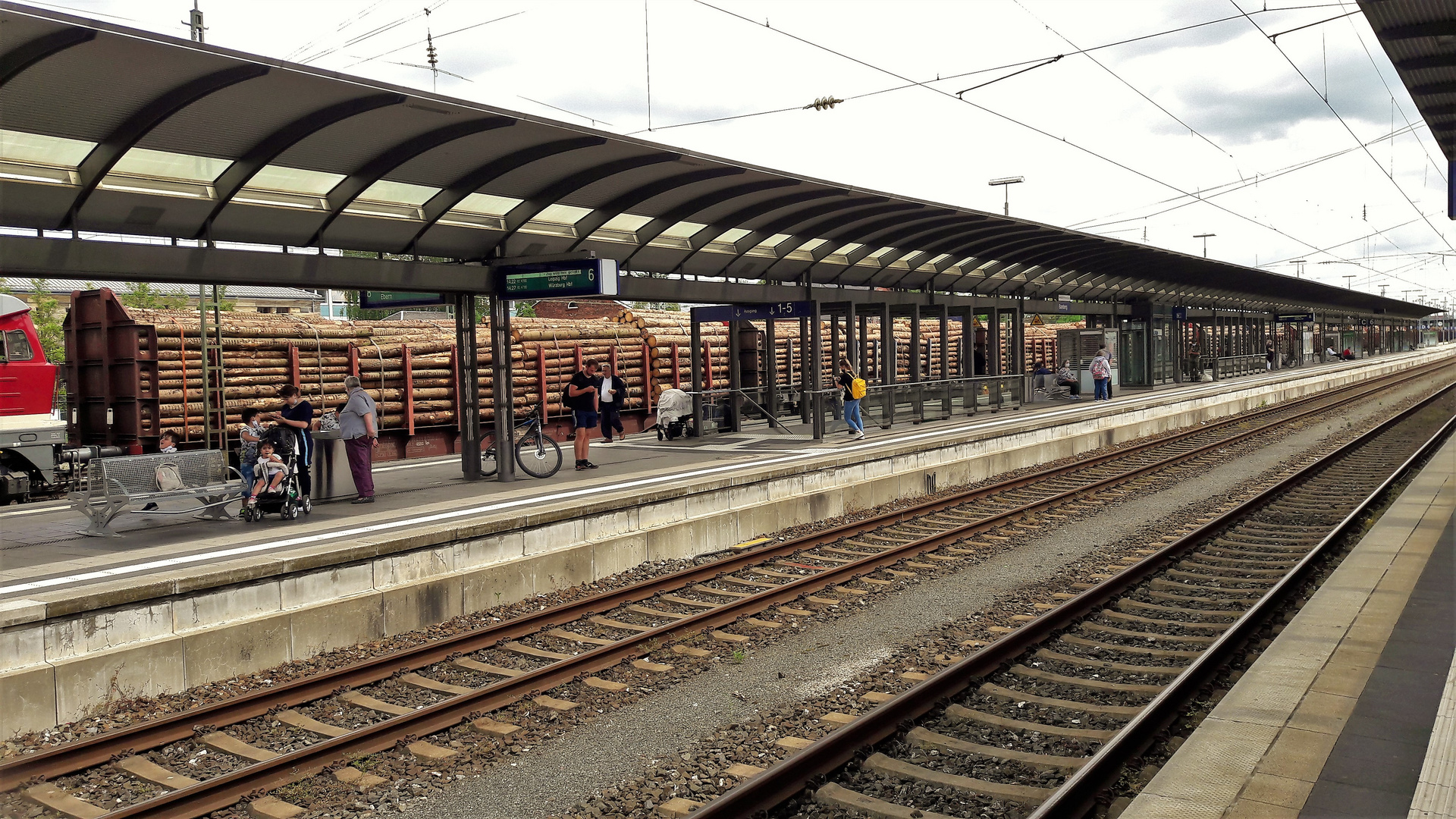 20.06.2020  Bamberg : Holz so weit das Auge und der Bahnhof reicht