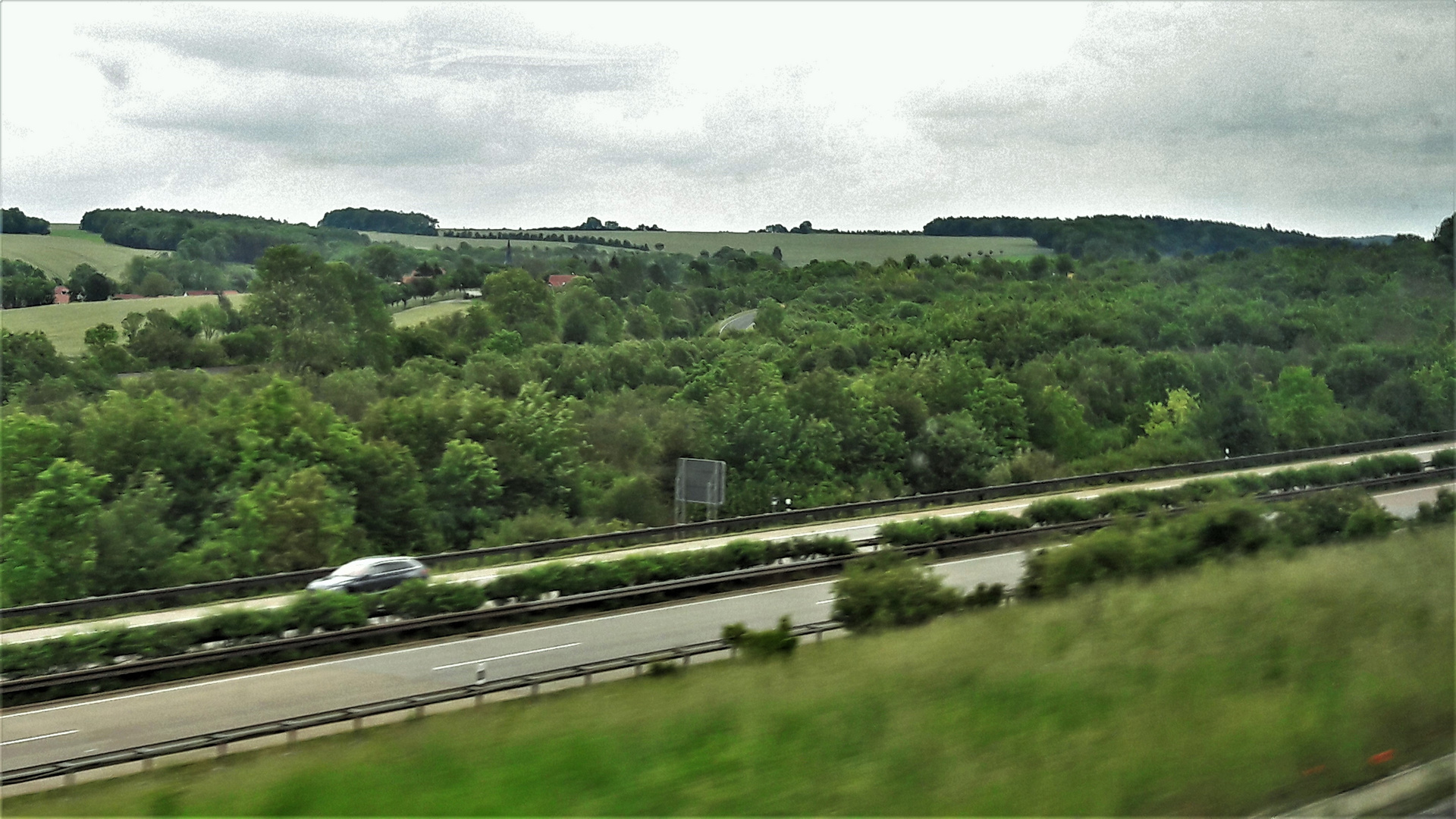 20.06.2020 Blick aus dem ICE bei ca 200 km/h  auf die  A 71