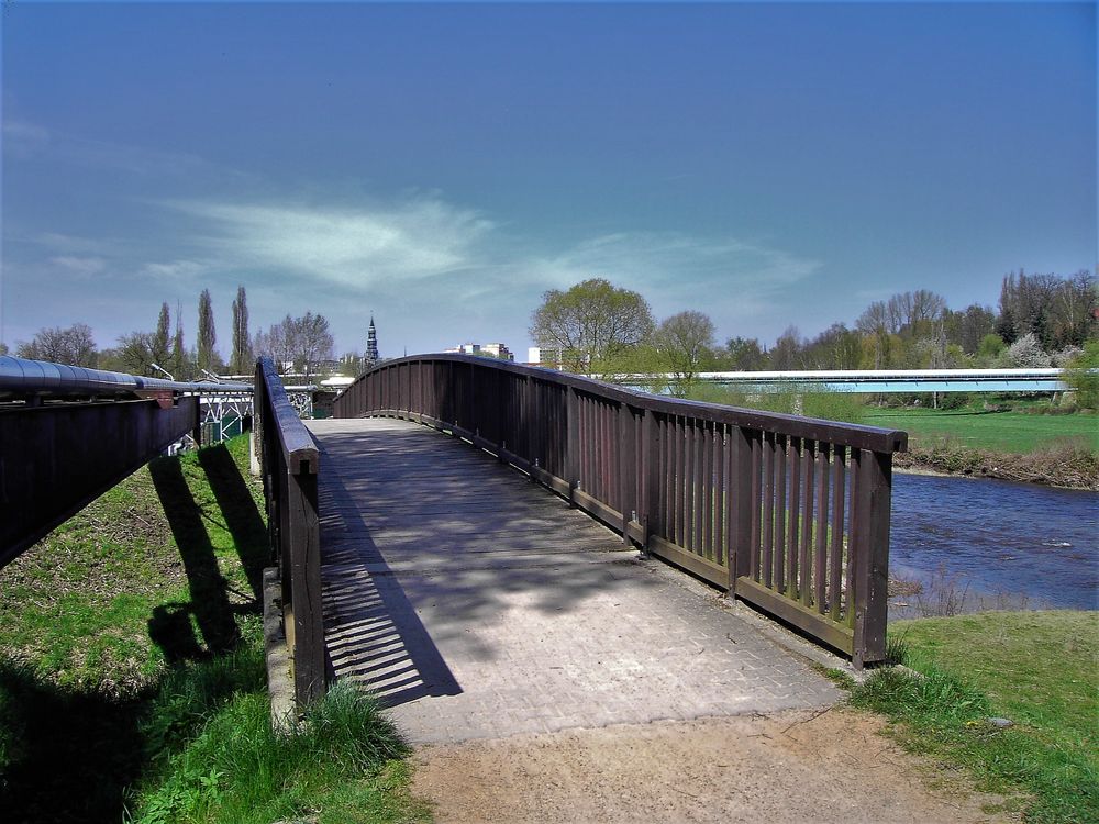 20080428 Zwickau : Holzbrücke Radweg  auf dem Damm der Mulde 