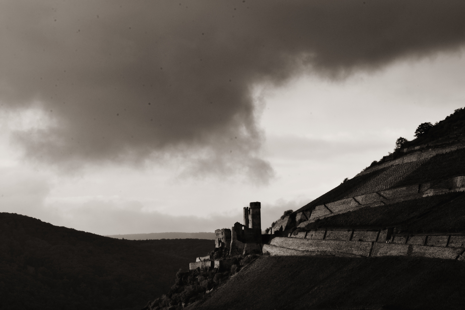 201012 - Burg Ehrenfels unter dunklen Wolken