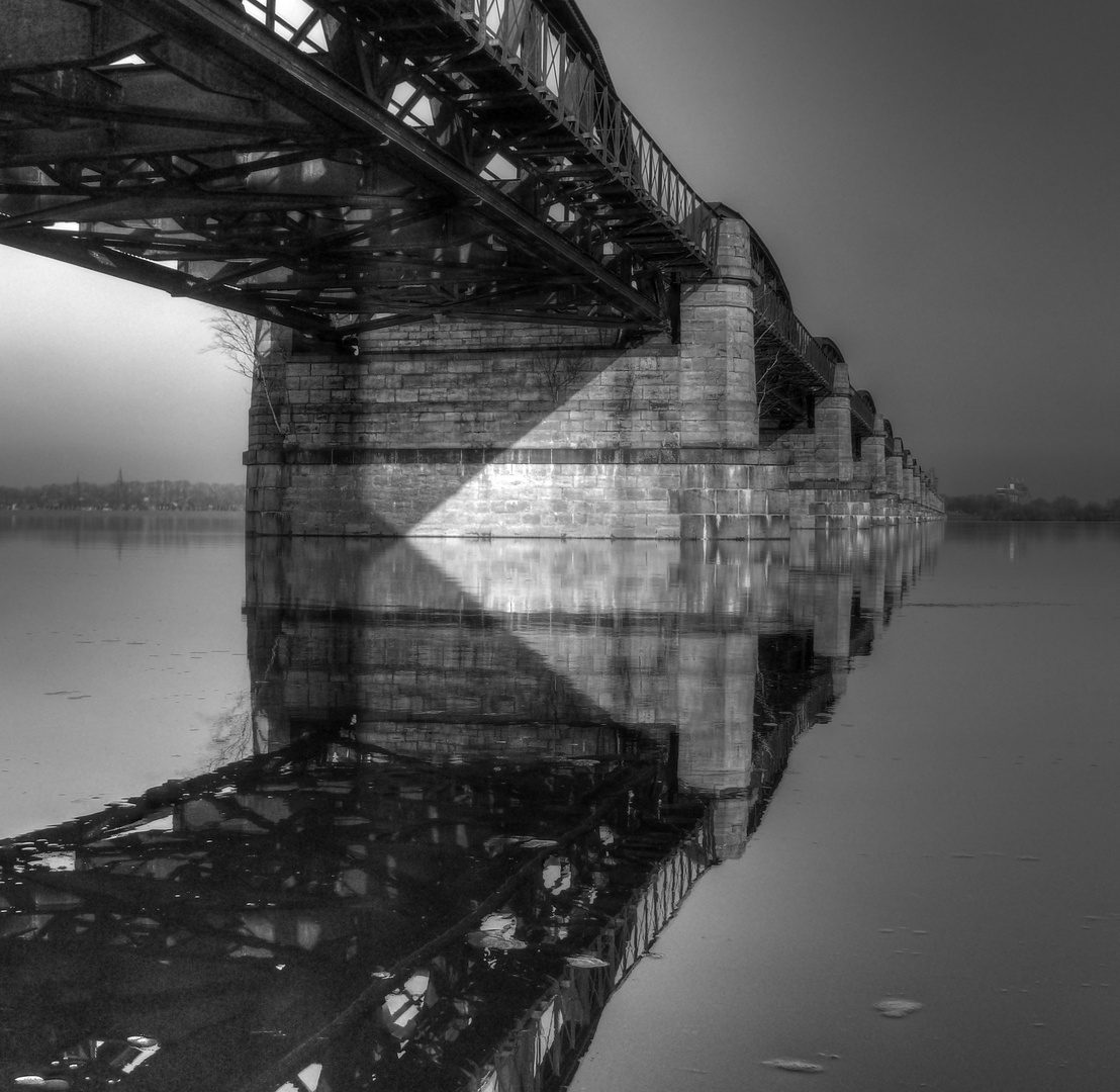 2011-01-29 - alte Eisenbahnbrücke von Dömitz bei Hochwasser
