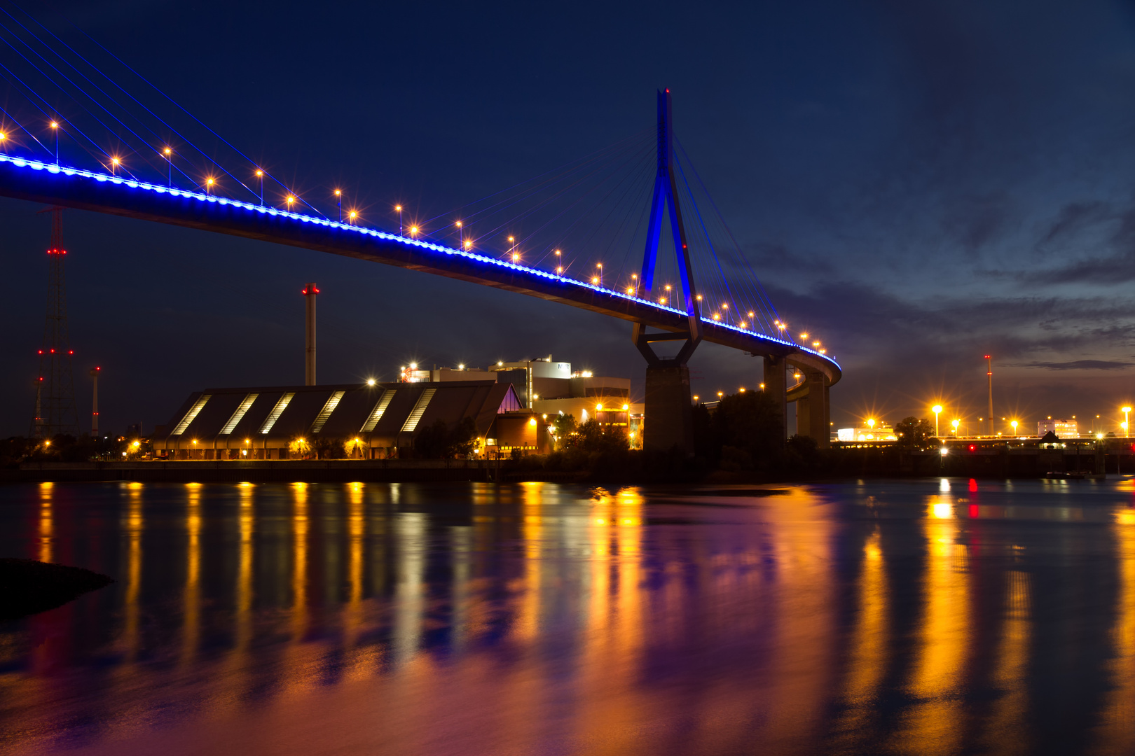 2012 Blue Port - Auch die Köhlbrandbrücke erstrahlt in Blau