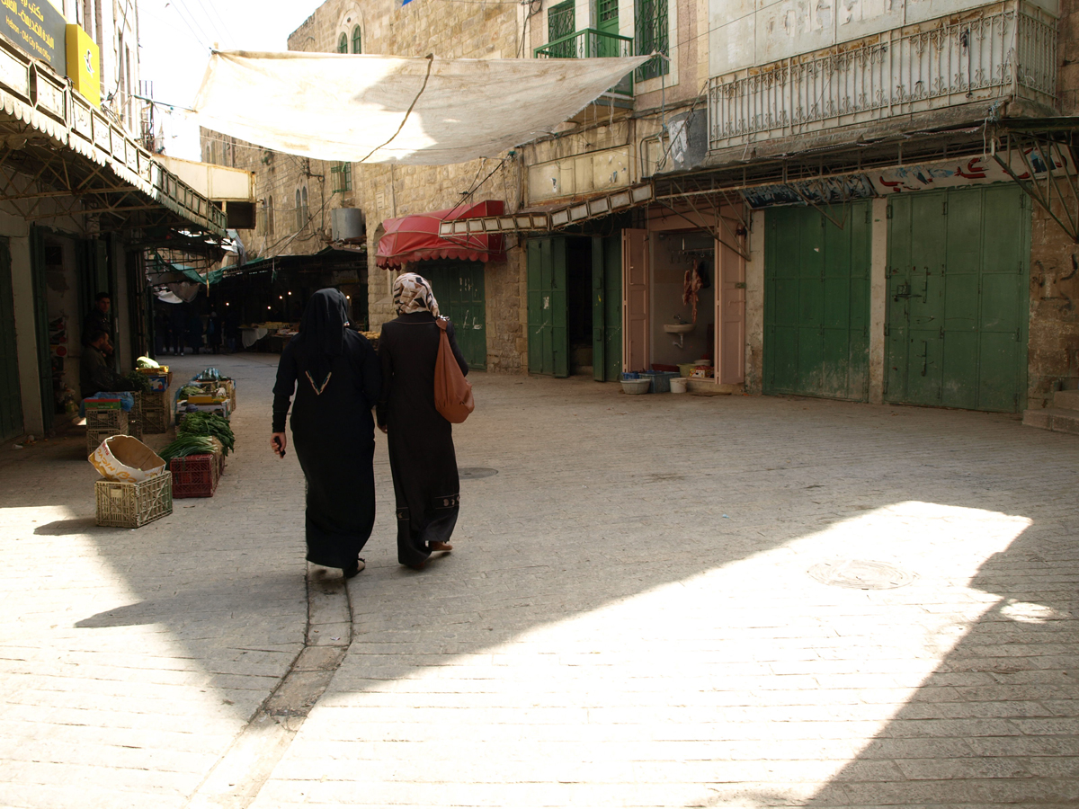 2012, Hebron. Aufgegebene Geschäfte zeugen von wirtschaftlicher Not unter der Besatzung.
