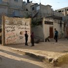 2012, Nablus, Balata Camp. Bolzplatz auf den Fundamente einer bombardierten Häuserzeile.