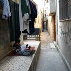 2012, Nablus. Ein Kind beschäftigt sich selbst in den engen Gassen des Balata-Flüchtlingslagers.