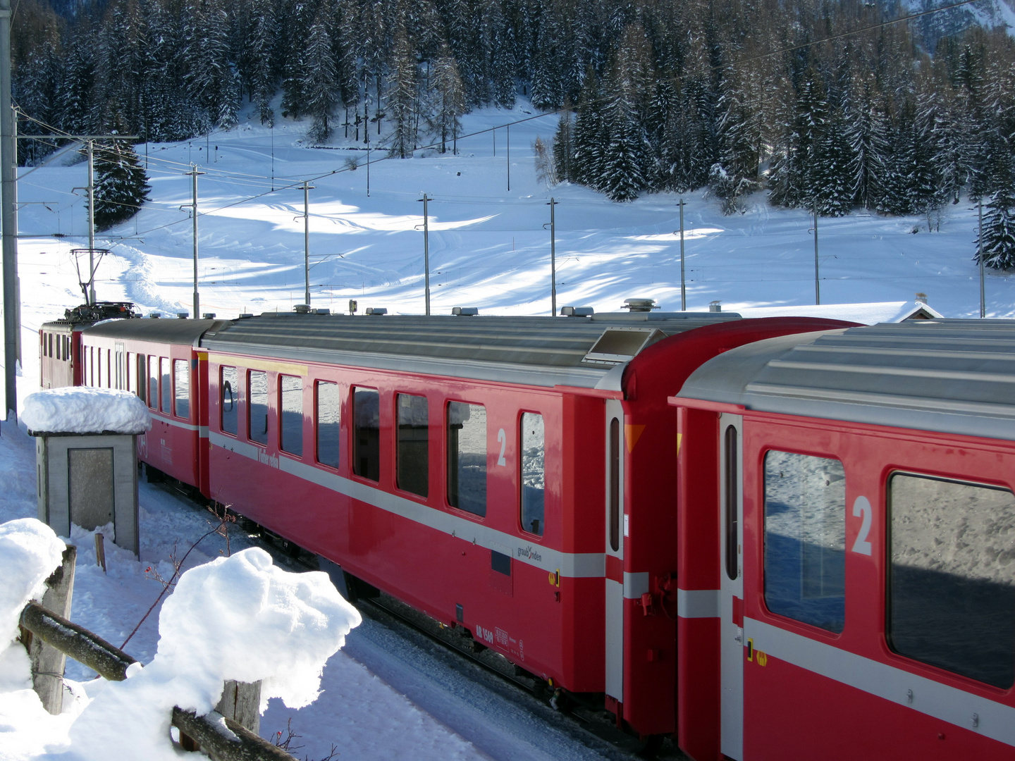 2012 roter Zug im Schnee Bergün