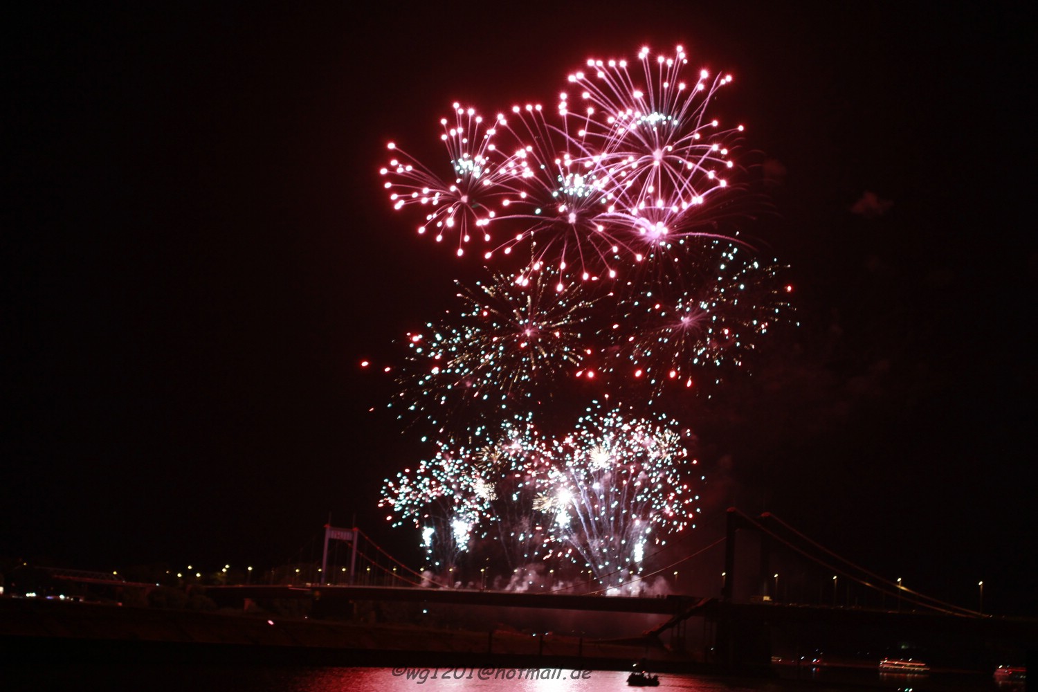 2012_08_17 Ruhrorter Hafenfest Feuerwerk 01