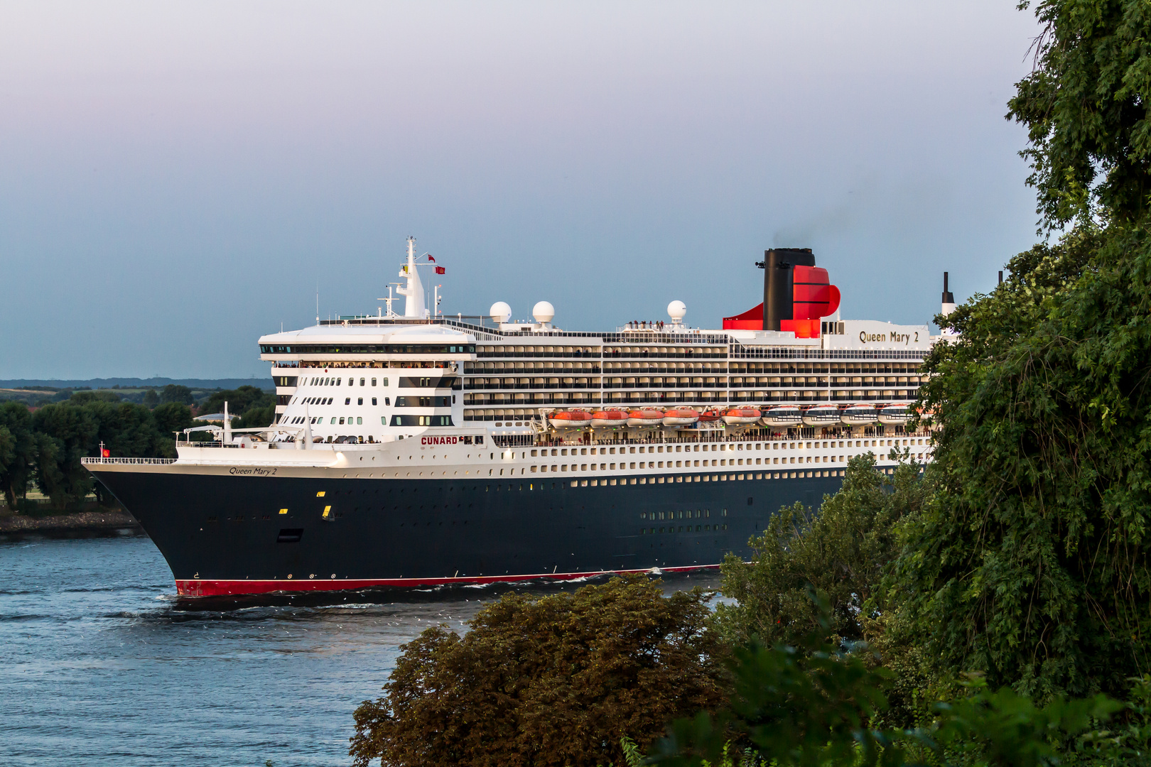 2013 die QM2 in der elbe