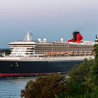 2013 die QM2 in der elbe