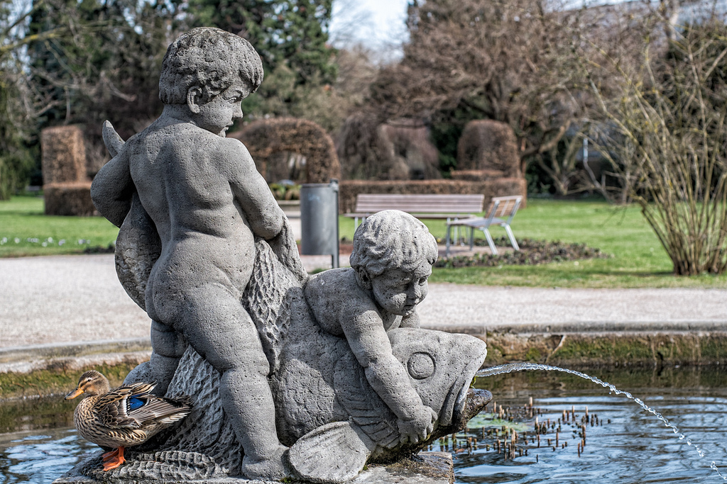 2013032 Karlsruhe - Kindergruppe mit Karpfen im Botanischen Garten