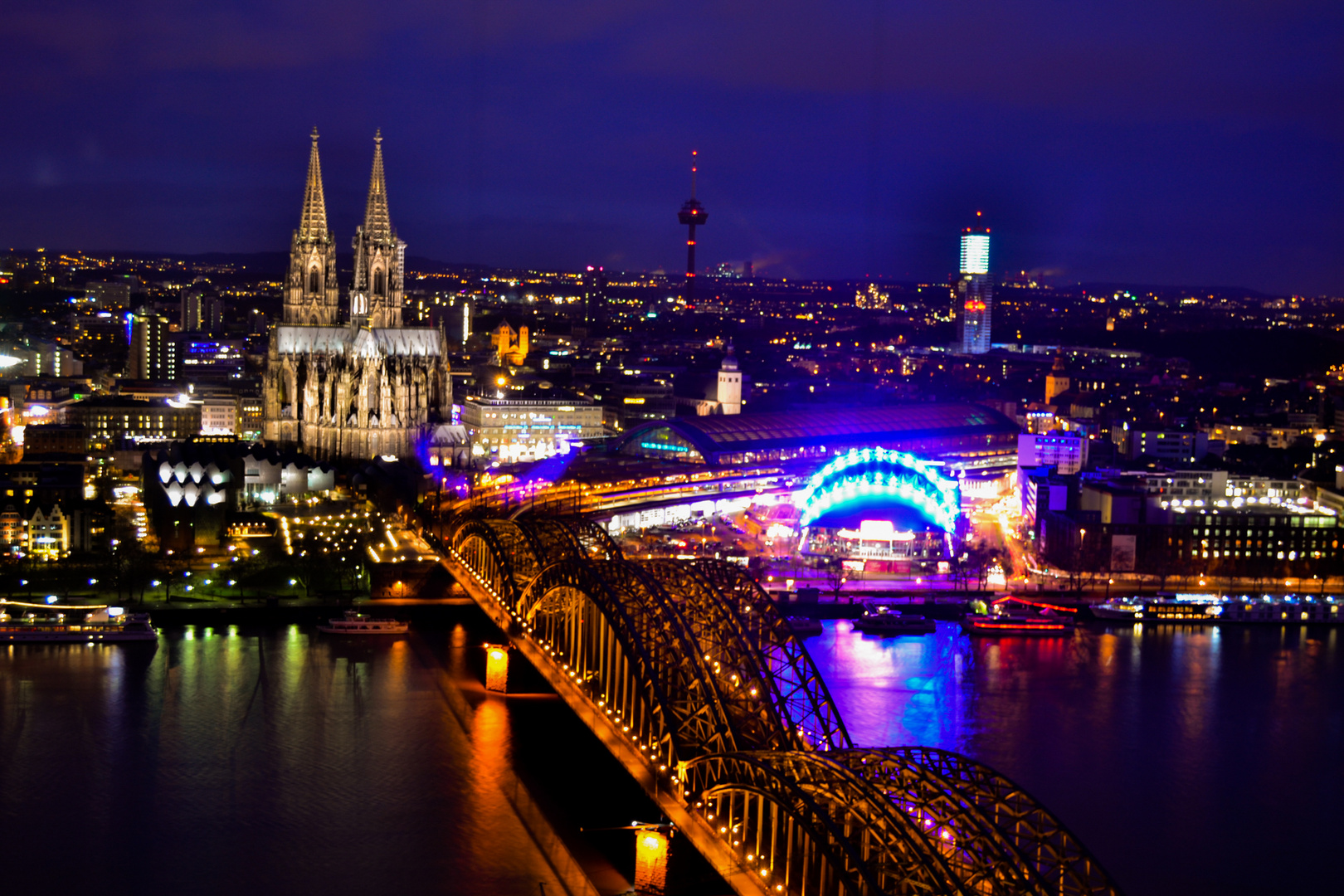 2014-01-01 Kölner Dom Bei Dunkelheit vom LVR Turm