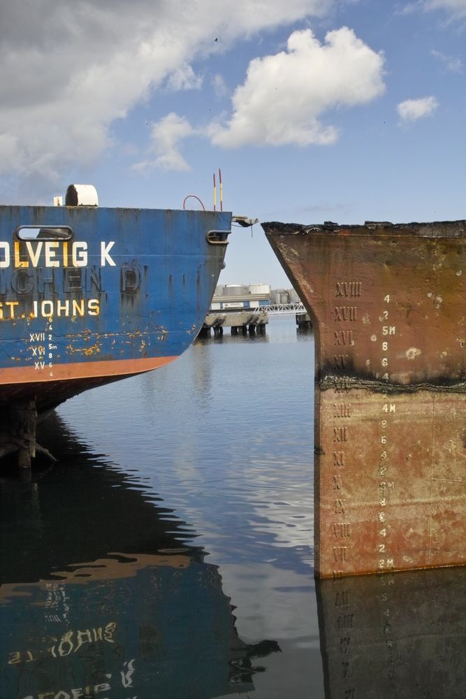 2014-06-00 Im Hafen von Grena DK - Schiffe die darauf warten abgewrackt zu werden.