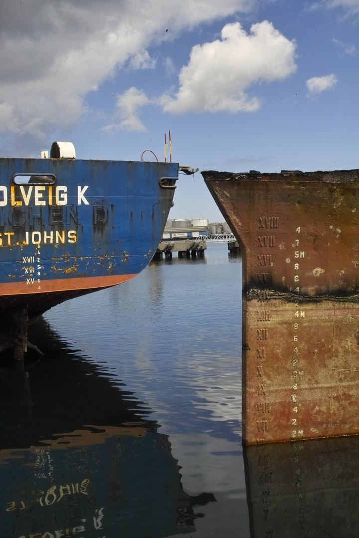 2014-06-00 Im Hafen von Grena DK - Schiffe die darauf warten abgewrackt zu werden.