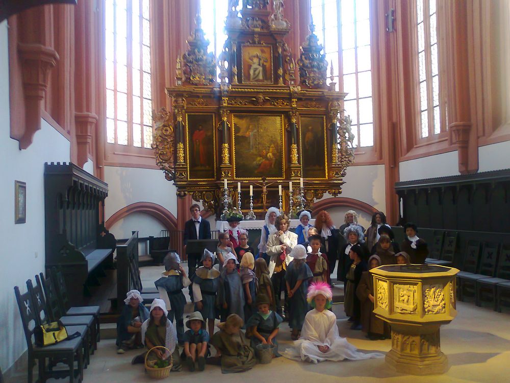 2015 06 12  ARCHIV :Fotoshooting Stadtkirche Bayreuth ( fast) alle sitzen still
