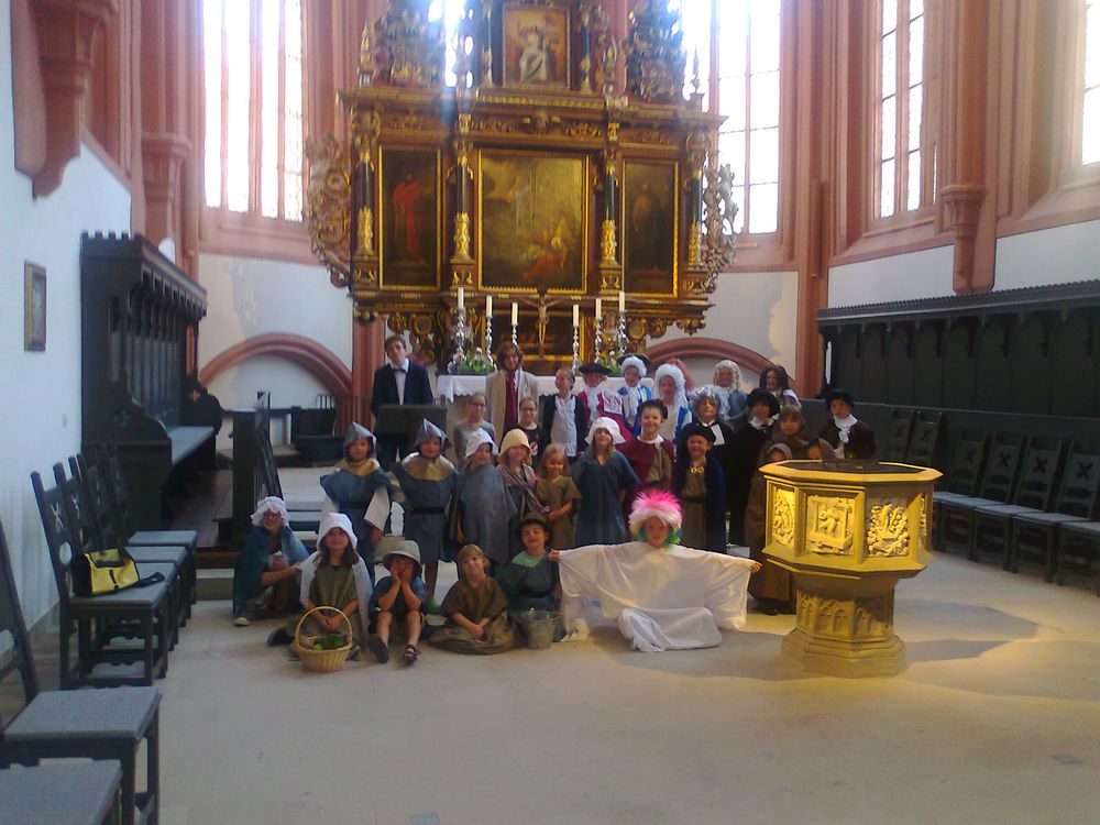 2015 06 12 Fotoshooting Stadtkirche BT Ausgebreitete Arme am Boden +  angehängt Gruft darunter