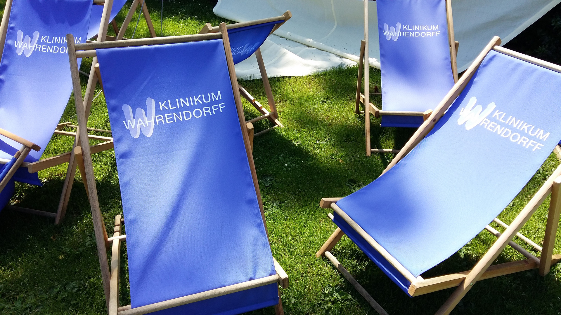 20150803 Bitte Platz nehmen-Liegestühle im Klinikum Wahrendorff