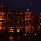 20151220  ARCHIV Trier Porta Nigra mit Schneeflocken