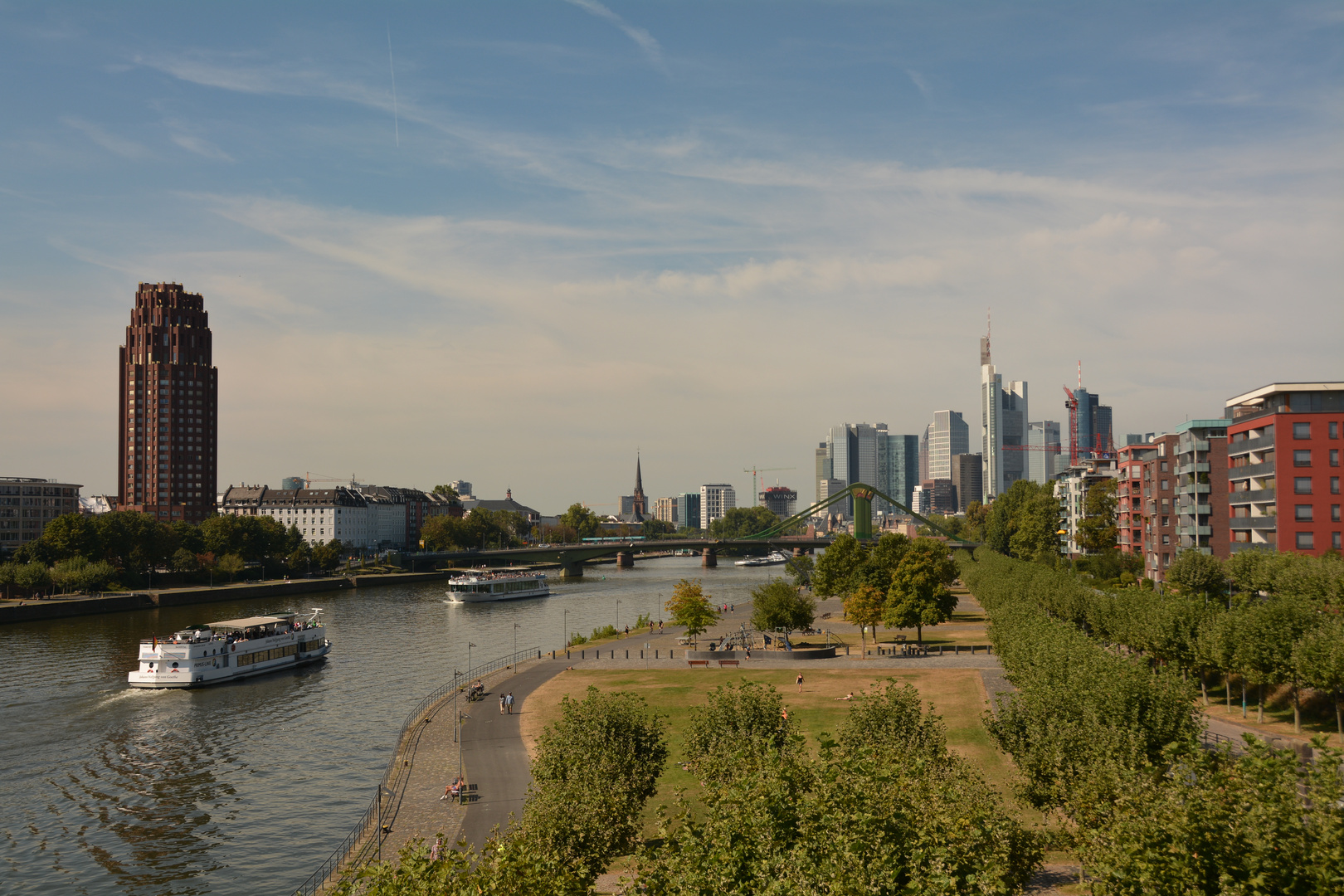 2016 Ausflugsdampfer auf dem Main im Ostend von Frankfurt