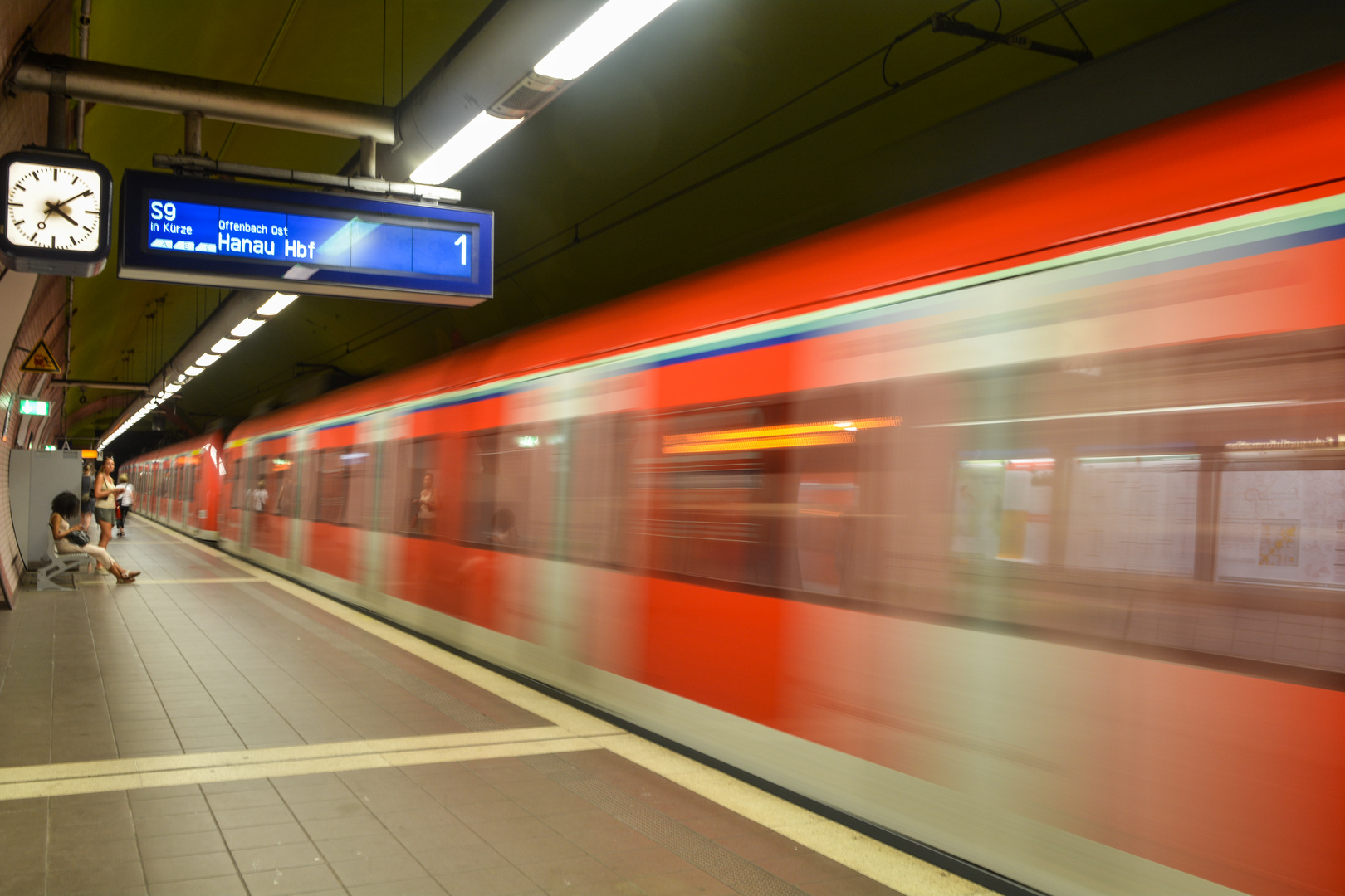 2016 Geschwindigkeit - vorbeifahrende S-Bahn in der Station Ostendstraße