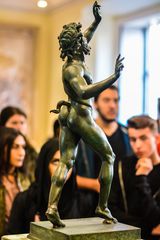 2016 Museumsbesucher bestaunen die Statue des Faun