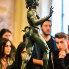 2016 Museumsbesucher bestaunen die Statue des Faun