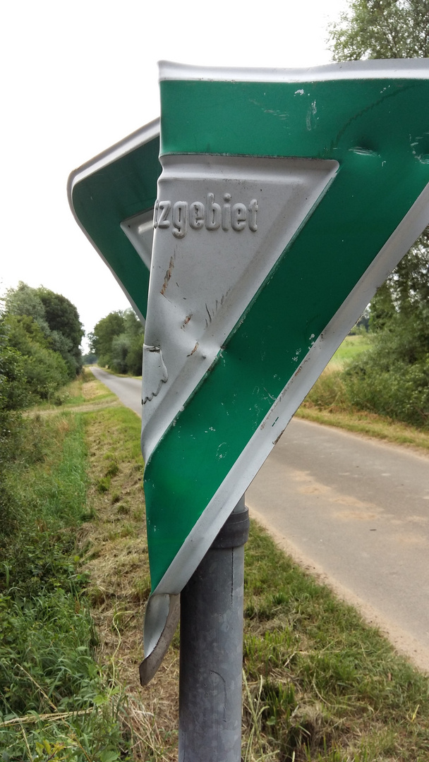 20160611Deformiertes Schild = Landschaftsschutzgebiet !