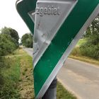 20160611Deformiertes Schild = Landschaftsschutzgebiet !