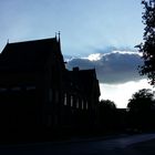 20160815 Die alte Stötzner-Schule im Gegenlicht mit Wolke