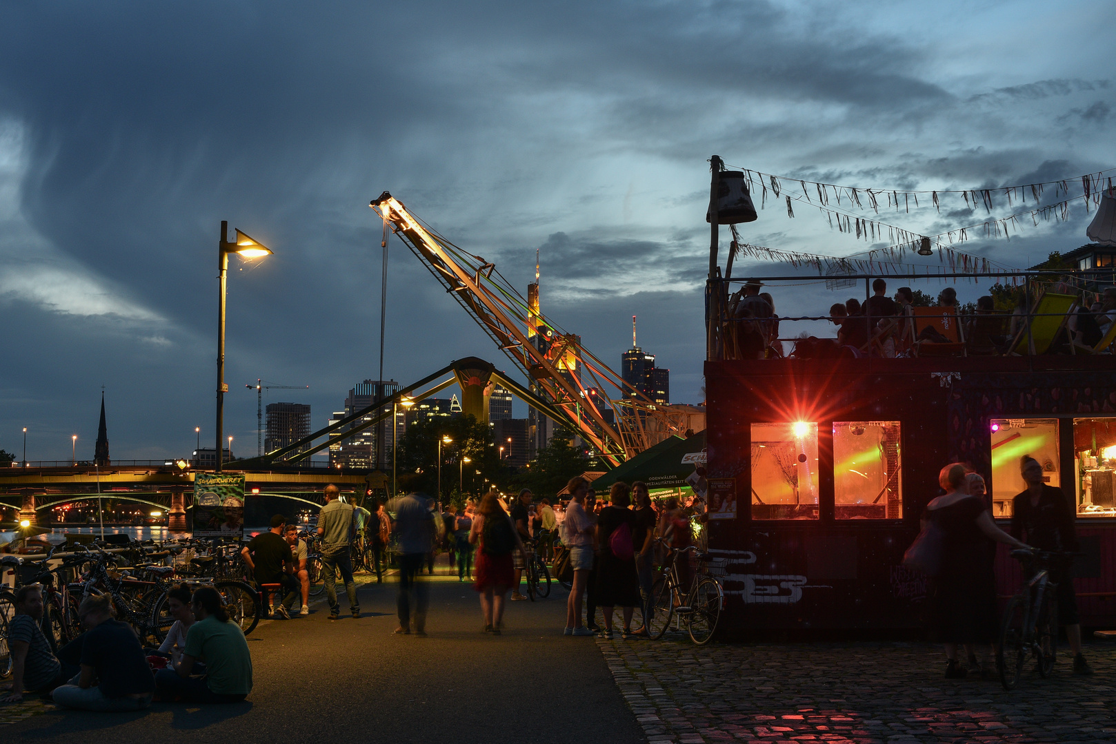 2017 Abendstimmung beim Theaterfestival Sommerwerft in Frankfurt