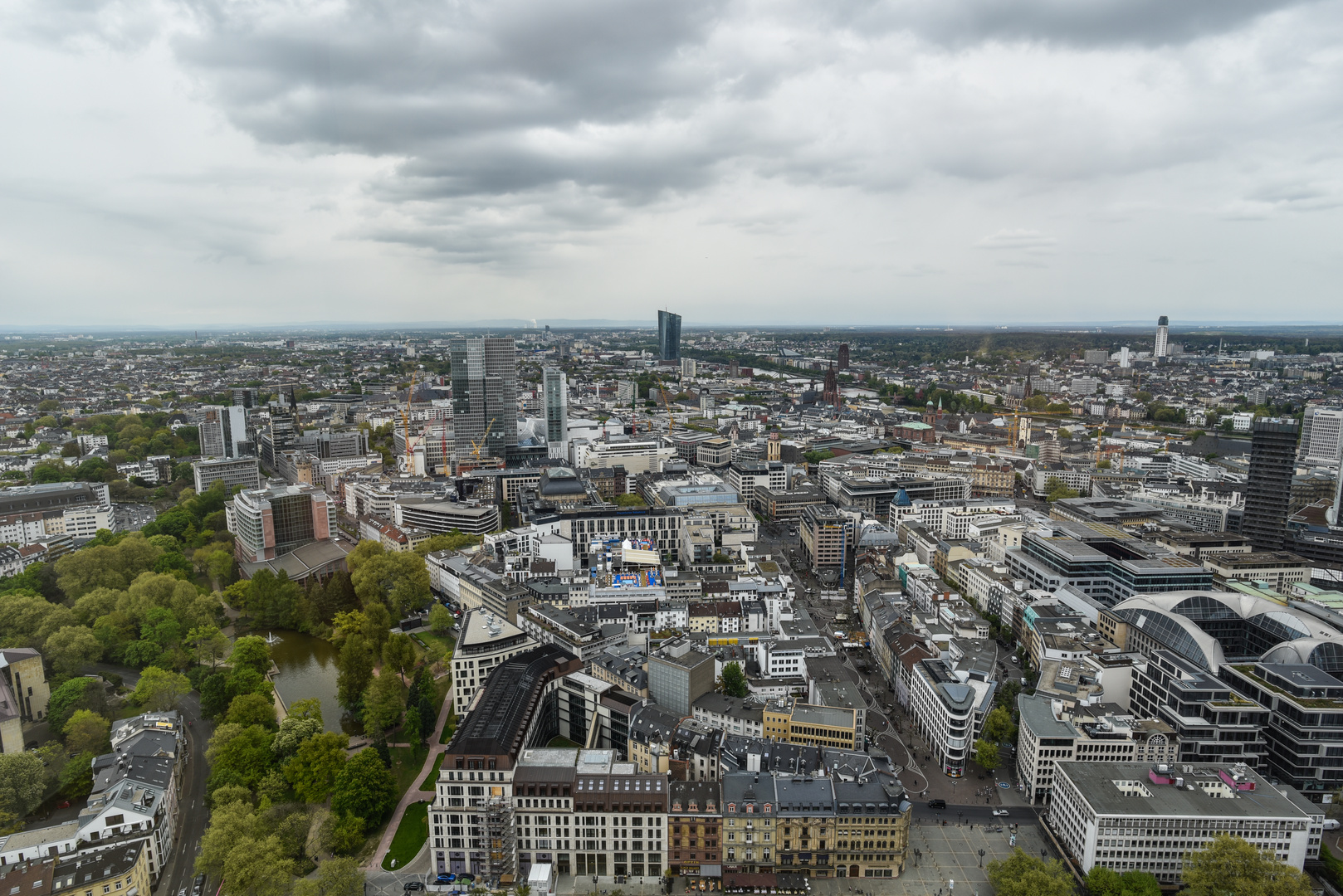 2017 Blick vom 38. Stock des Opernturms Richtung Innenstadt und Ostend