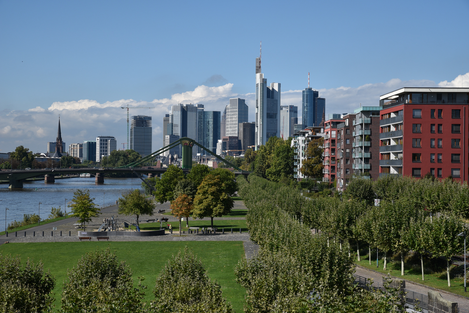 2017 Blick von der Dachterrasse des Oosten auf die Skyline