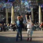 2017, Bremer Marktplatz. Kinder begeistern sich an den Riesenseifenblasen eines Schaustellers.