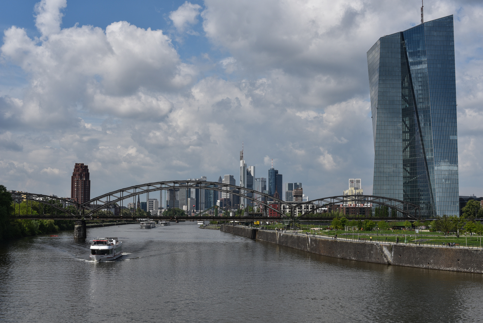 2017 Deutschherrnbrücke mit EZB und Skyline im Mai 