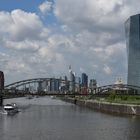 2017 Deutschherrnbrücke mit EZB und Skyline im Mai 