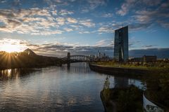 2017 EZB und Skyline von der Osthafenbrücke aus