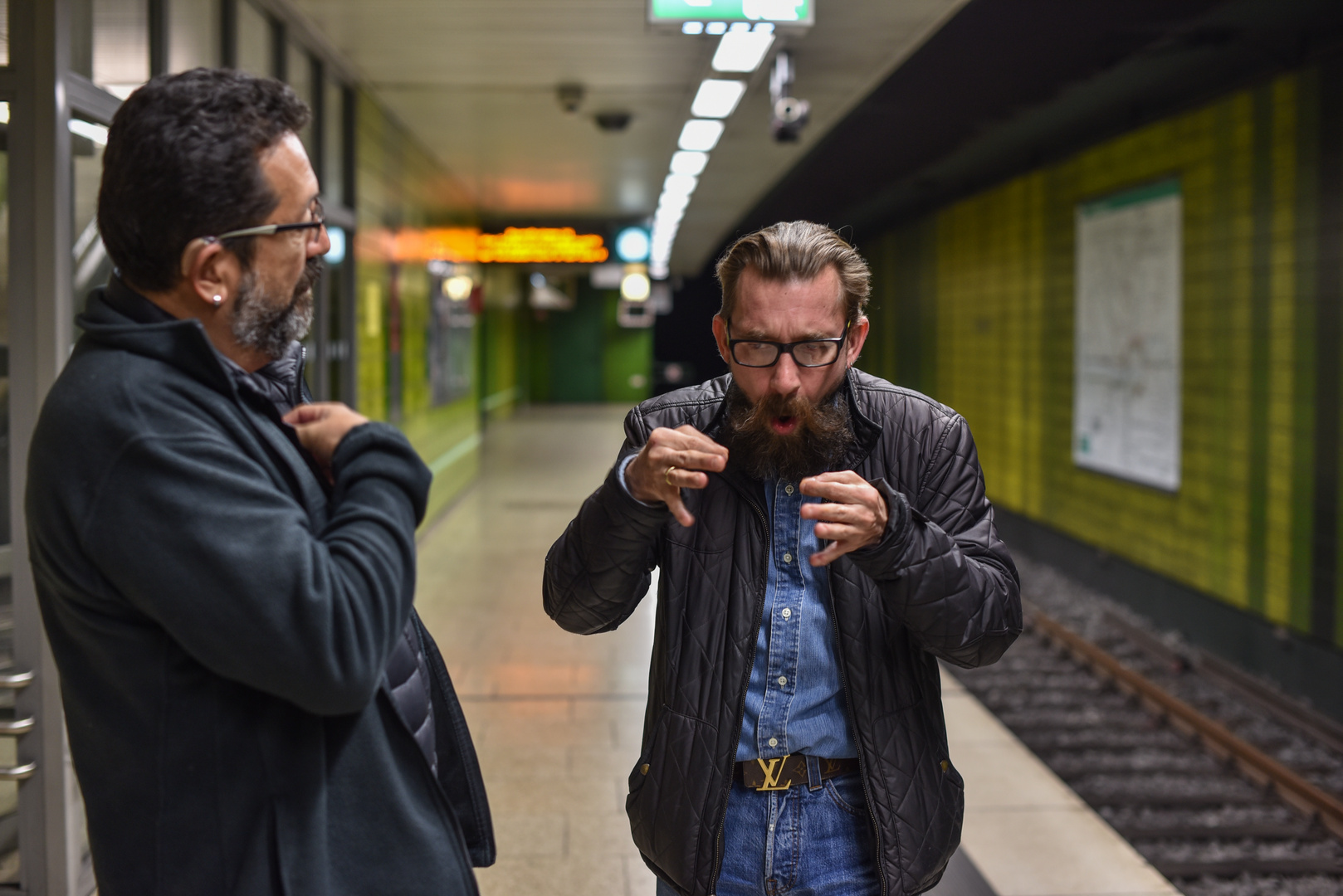 2017 Gebärdensprache auf dem U-Bahn-Steig