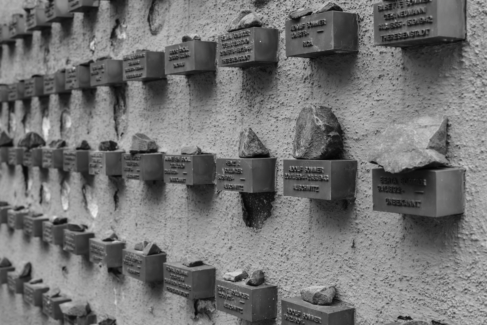 2017 Gedenksteine an der Mauer des Jüdischen Friedhof in Frankfurt 