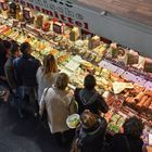 2017 Geduldige Kunden in der Kleinmarkthalle in Frankfurt