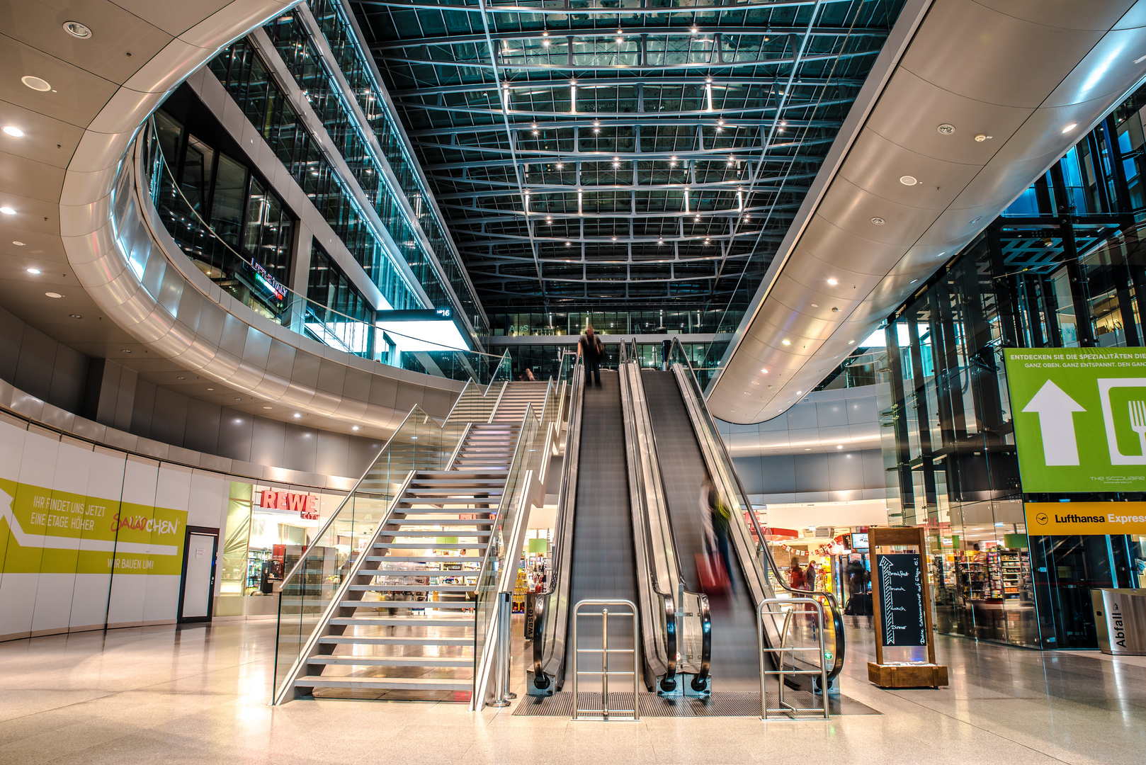 2017 Rolltreppen in The Squaire Frankfurt Airport