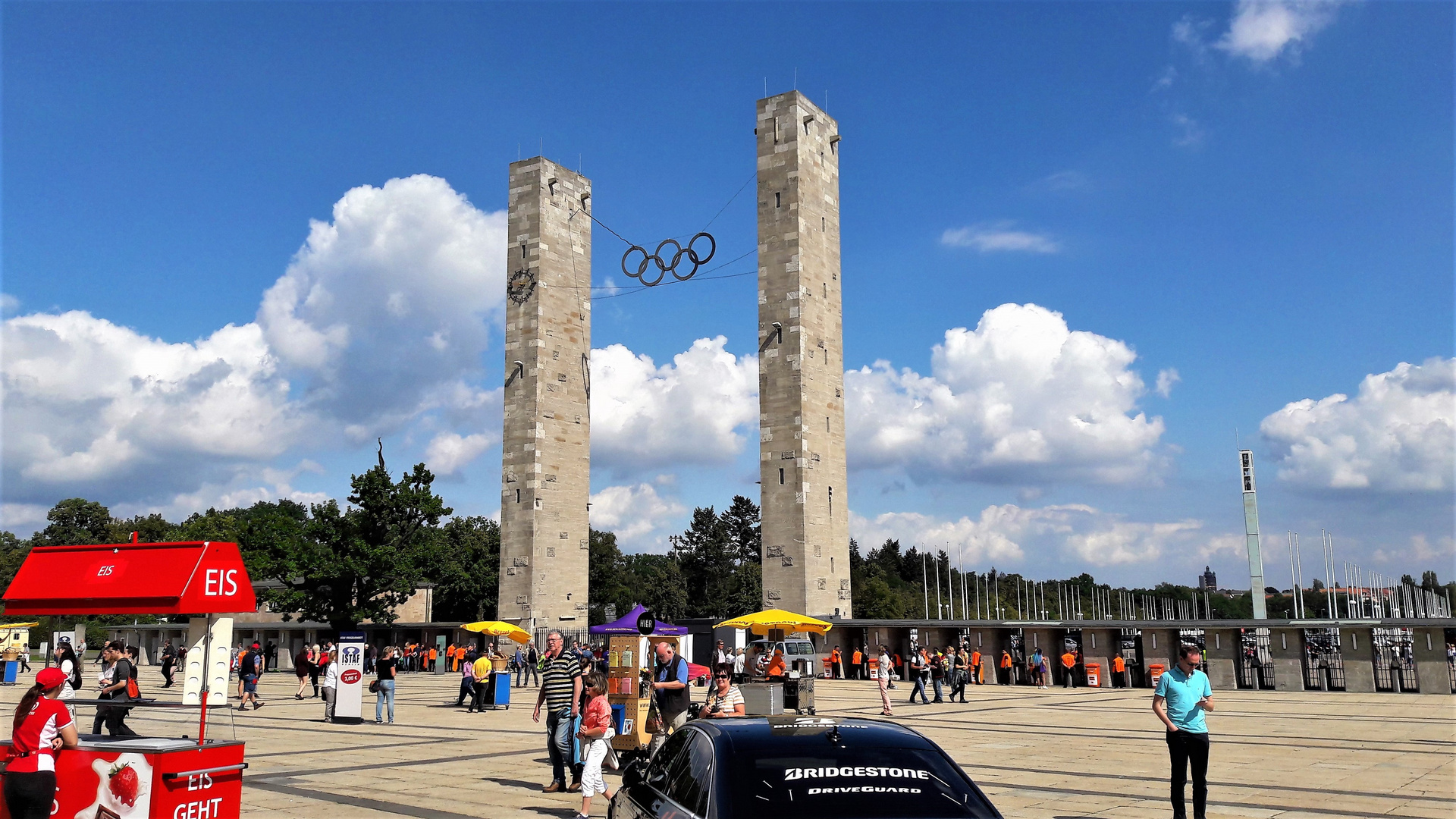 20170829 Donnerstag mit Durchblick :Berlin :Eingang Olympiastadiongelände : Eis geht immer