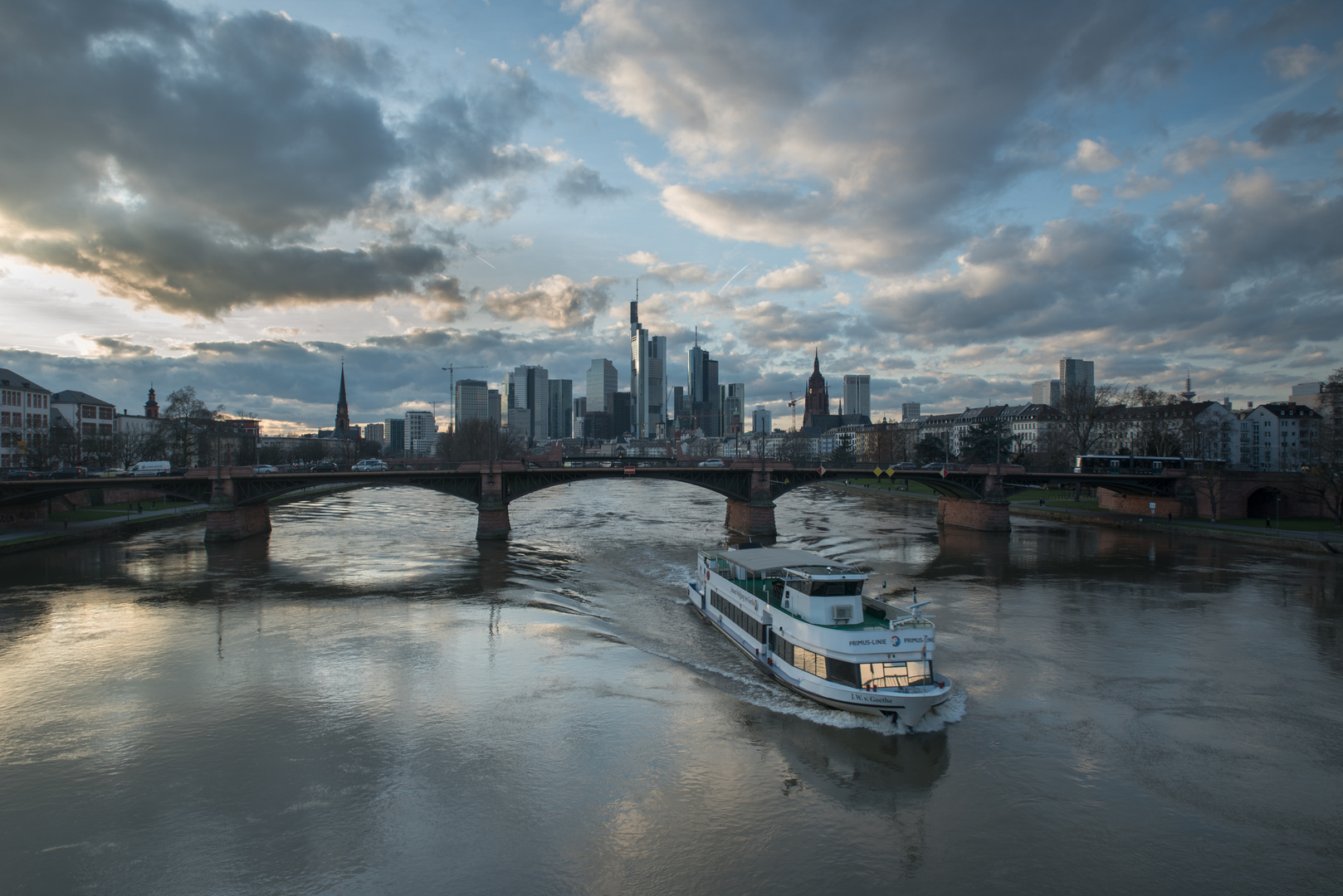 2018 Ausflugsdampfer auf dem Main in Frankfurt