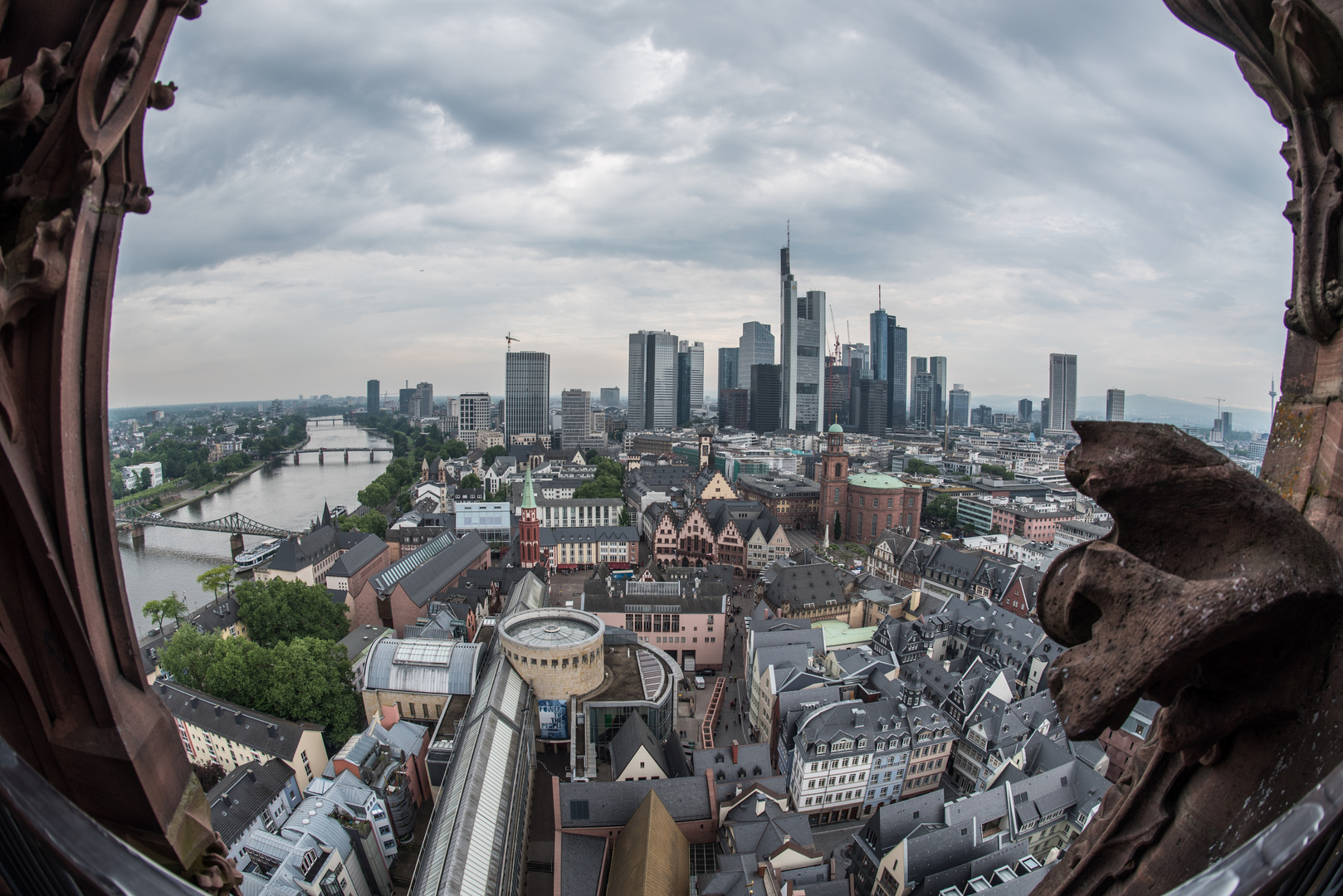 2018 Blick vom Domturm auf die neue Altstadt und Skyline in Frankfurt