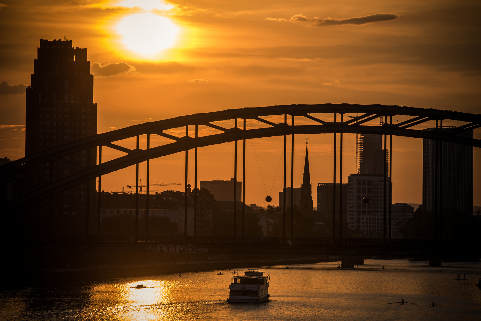 2018 Der Main im Ostend im goldenen Licht der Abendsonne