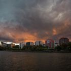 2018 Dramatische Wolken über dem Deutschherrnufer in Frankfurt