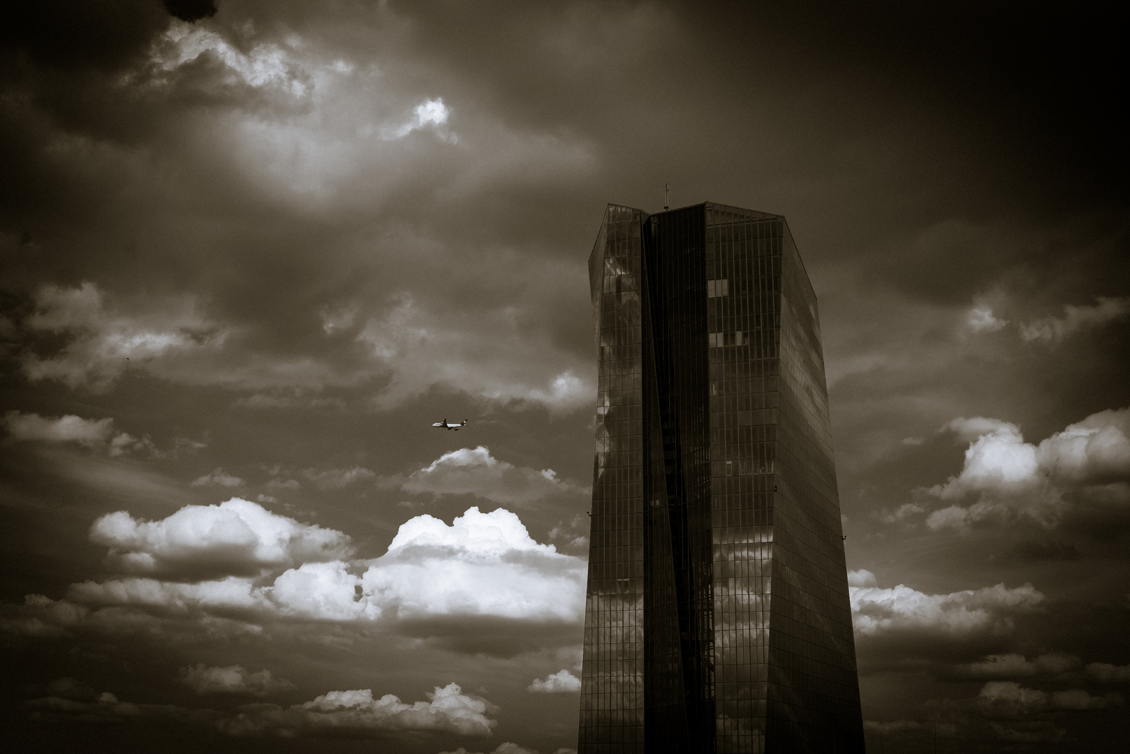 2018 Dunkle Wolken über der EZB