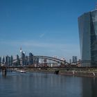 2018 EZB mit Skyline an einem sommerlichen Apriltag