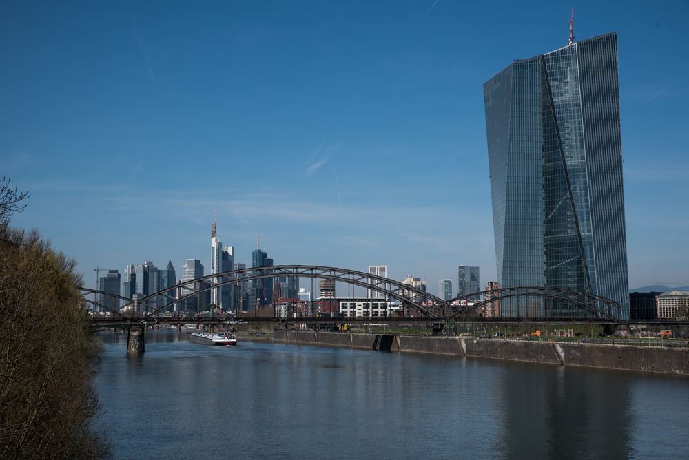 2018 EZB mit Skyline an einem sommerlichen Apriltag