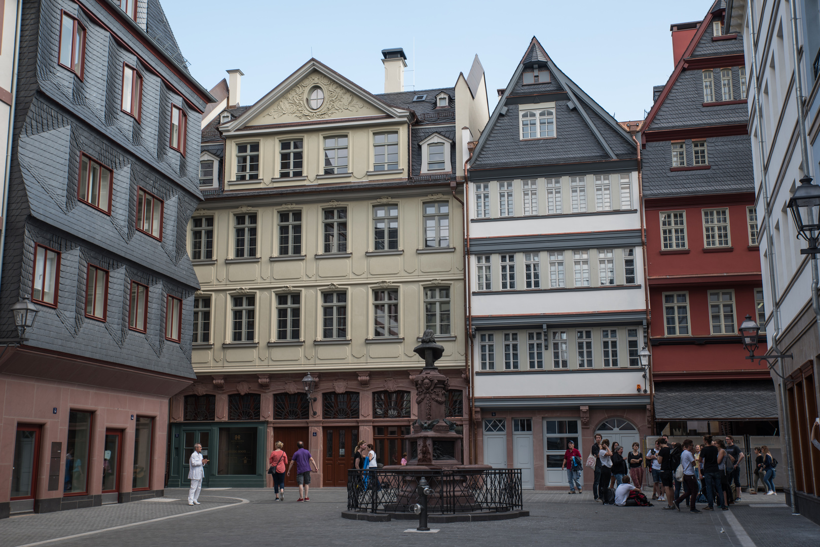 2018 Hühnermarkt mit Stoltzebrunnen in der neuen Frankfurter Altstadt