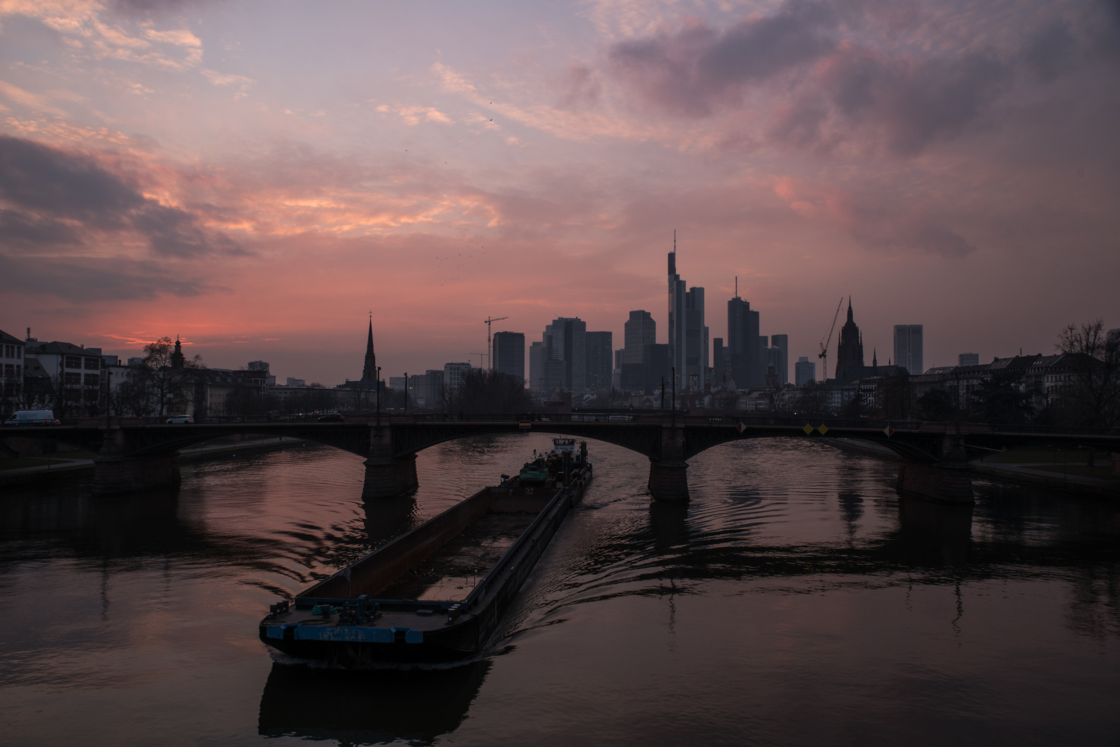 2018 Lastschiff im Abendrot auf dem Main in Frankfurt